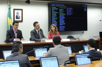 Câmara aprova Estatuto da Família formada a partir da união de homem e mulher