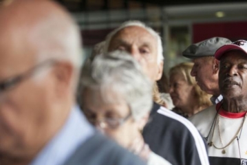 Aposentados e pensionistas começam a receber primeira parcela do décimo terceiro