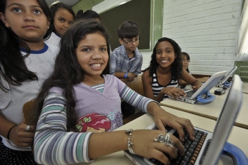 Brasil tem 24,3 milhões de crianças e adolescentes que usam internet