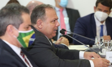 Ministro diz que vai adquirir todas as vacinas seguras contra covid-19