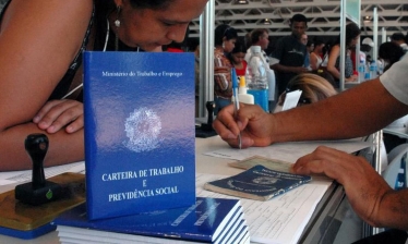 Rendimentos de todos os trabalhadores caíram em novembro, aponta Ipea.