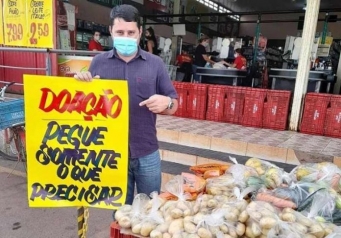 Supermercado doa alimentos para pessoas sem dinheiro na pandemia