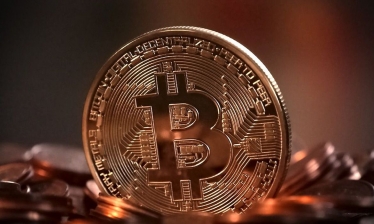 Bitcoin cai 45% no ano e chega a recuar para casa dos US$ 25 mil