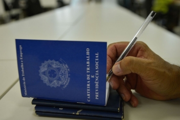 Trabalho sem carteira cresce duas vezes mais que o formal e bate recorde. Desemprego recua. Renda também cai