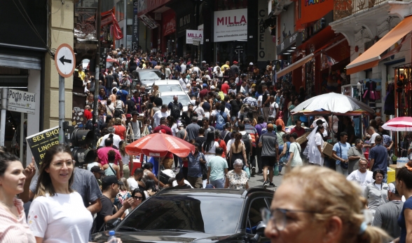 Hora trabalhada de pessoa branca vale 67,7% mais que a de negros