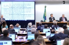 Comissão aprova texto-base da reforma da Previdência; invasão adia análise de destaques