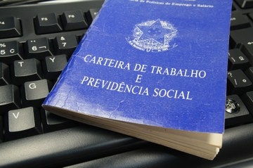 Desemprego cede, mas contratação sem carteira é recorde nos setores público e privado