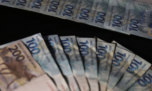 Salário mínimo de R$ 1.412 entra em vigor 